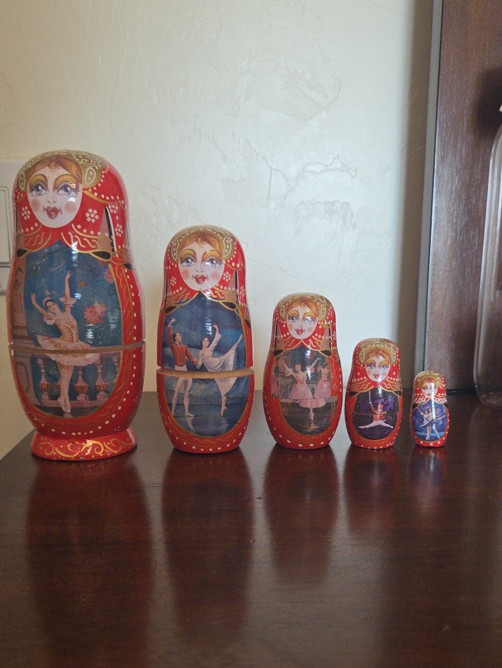 Red Matryoshka Nesting Doll Set - Classic Hand-Painted Home Art Sculpture